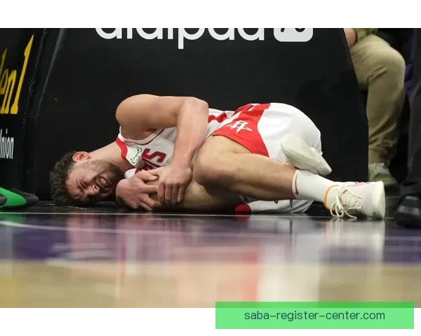 申京疑似腰部受伤多次捂腰返回更衣室比赛情况引关注